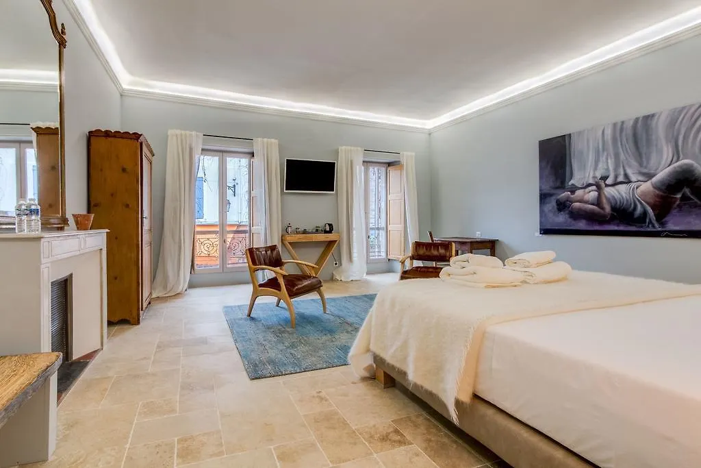 La Maison De La Place Lourmarin 4*,